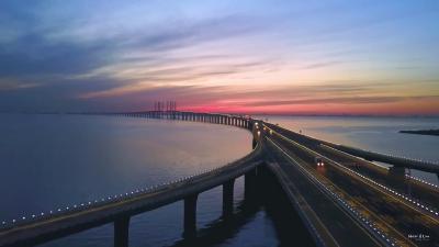 Picture of the sea-spanning bridge in China